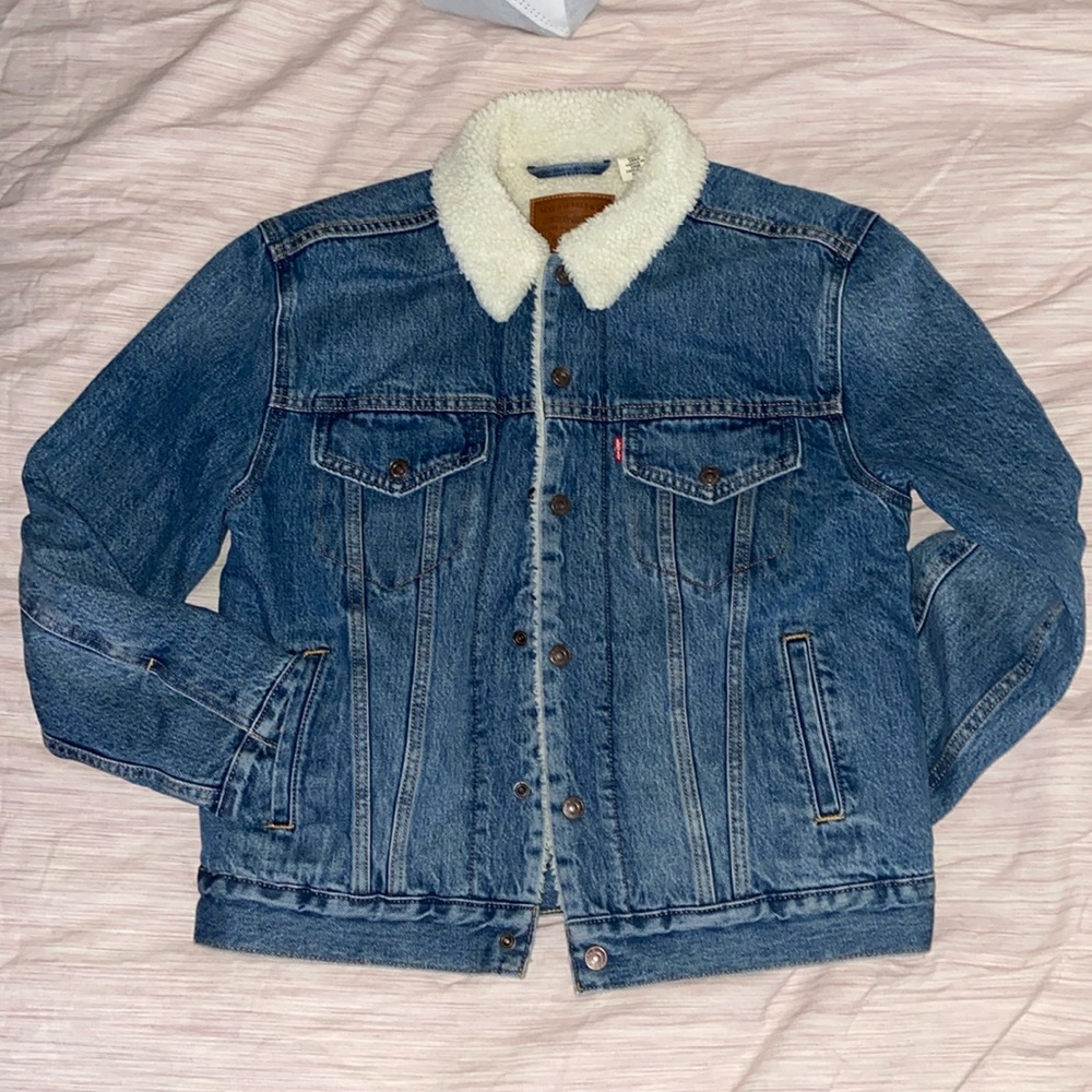 NWOT Levi’s Sherpa lined denim jacket size small